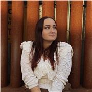 Professionista diplomata al liceo artistico con successivi corsi certificati di storia dell’arte e esperienza nell’insegnamento